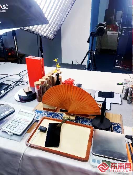 青春帶貨新力量 福州外語外貿學院學子化身助銷員，助力家鄉紅木工藝品走向更廣闊市場